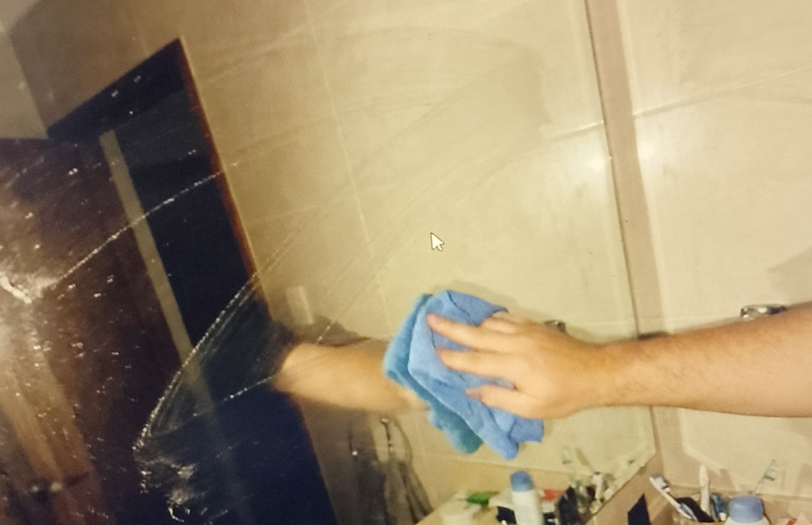 mirro mid clean Mirror mid-clean with a microfiber cloth