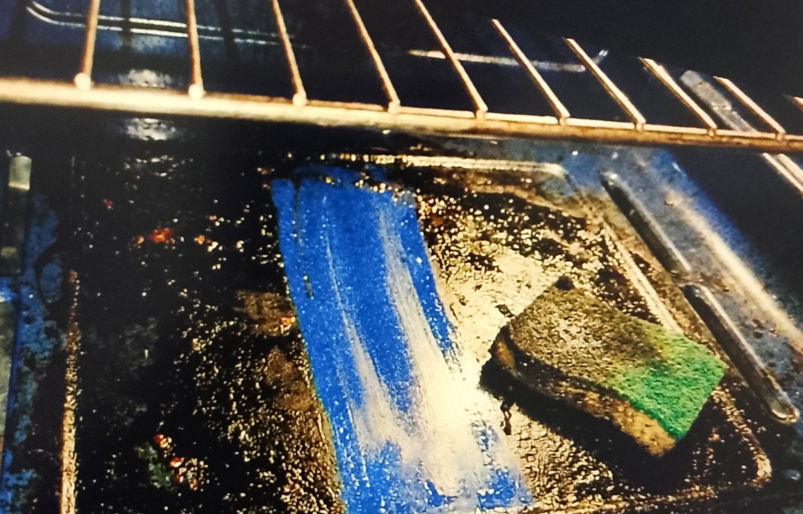 Wiping the oven clean without scrubbing