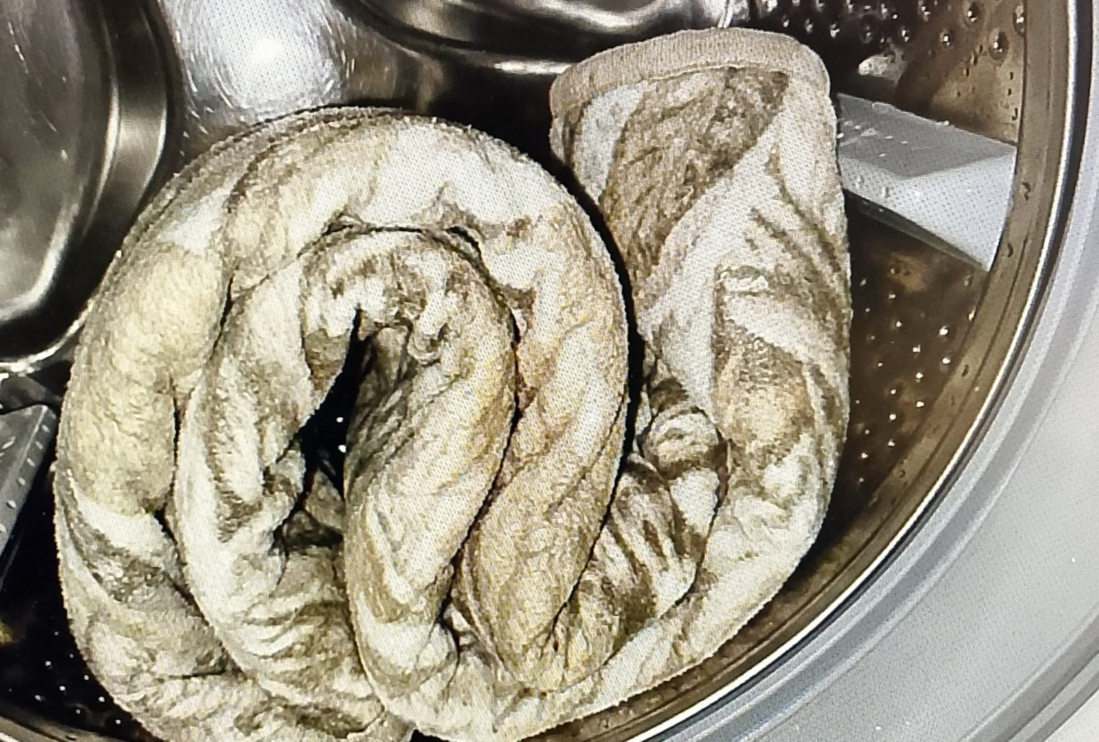 Weighted blanket inside washing machine drum