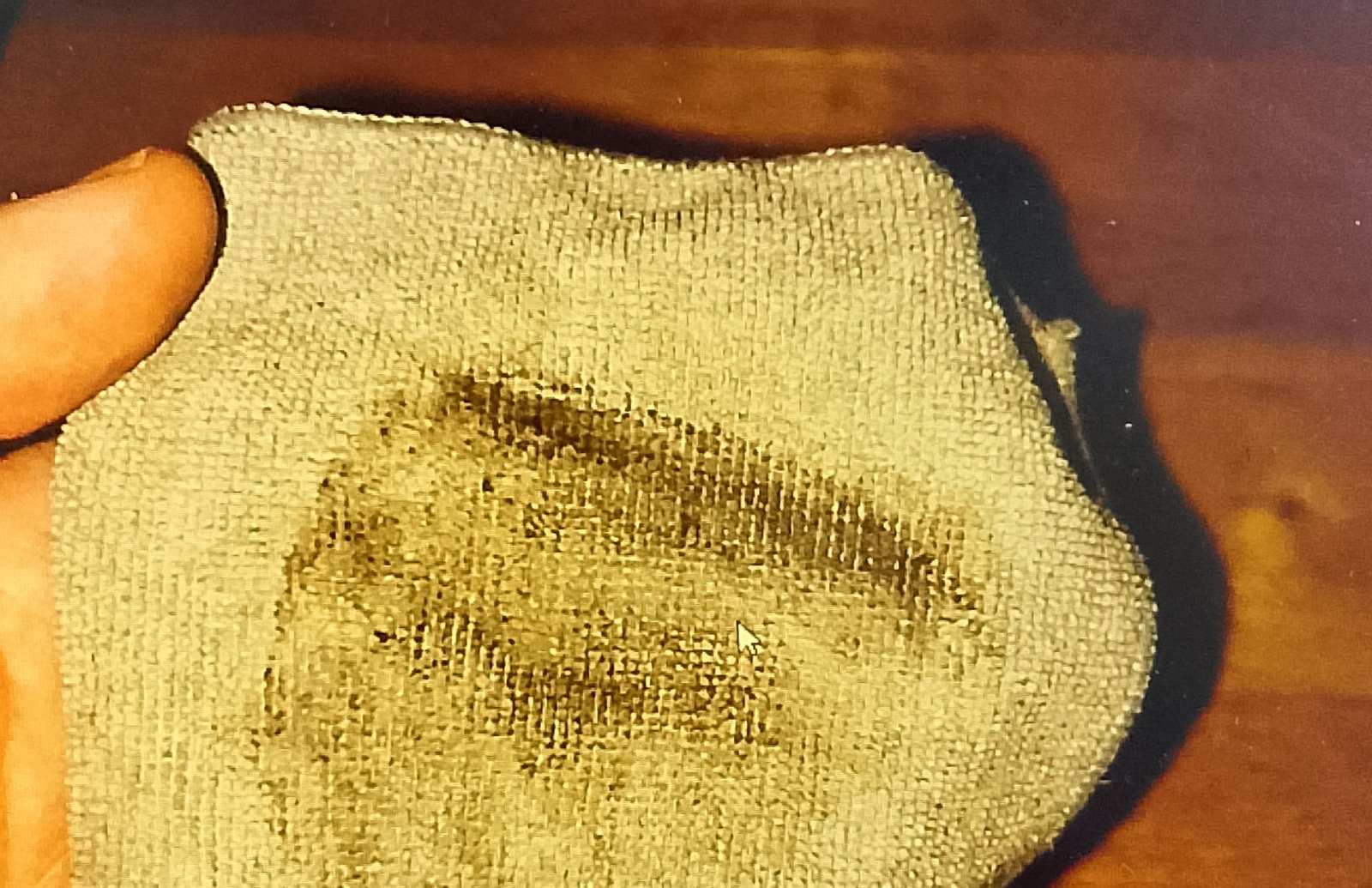 microfiber cloth 1 Wiping a computer monitor with a microfiber cloth in circular motions