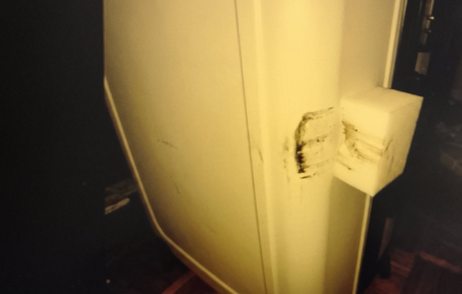 suitcase white spong Cleaning scuff marks on white hard shell luggage with a melamine sponge