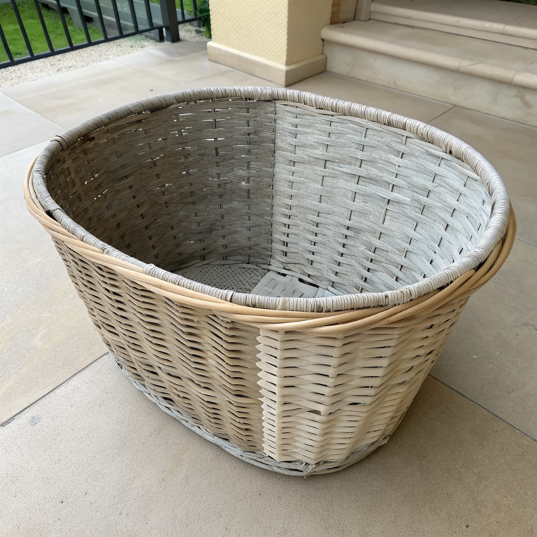 Xw VTx 9P6W3LbpHCXII5 nHaO6iTP Wicker basket surface partly wiped clean with one side still dusty