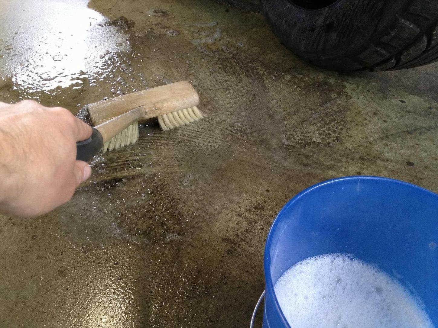 cleaning method 🟩2. Row number 2 109 Close-up household cleaning method for how to clean a garage floor after winter; best way to clean a garage floor after winter; clean a garage floor after winter without damage; safe cleaner for a garage floor after winter; a garage floor after winter cleaning mistakes; how often to clean a garage floor after winter