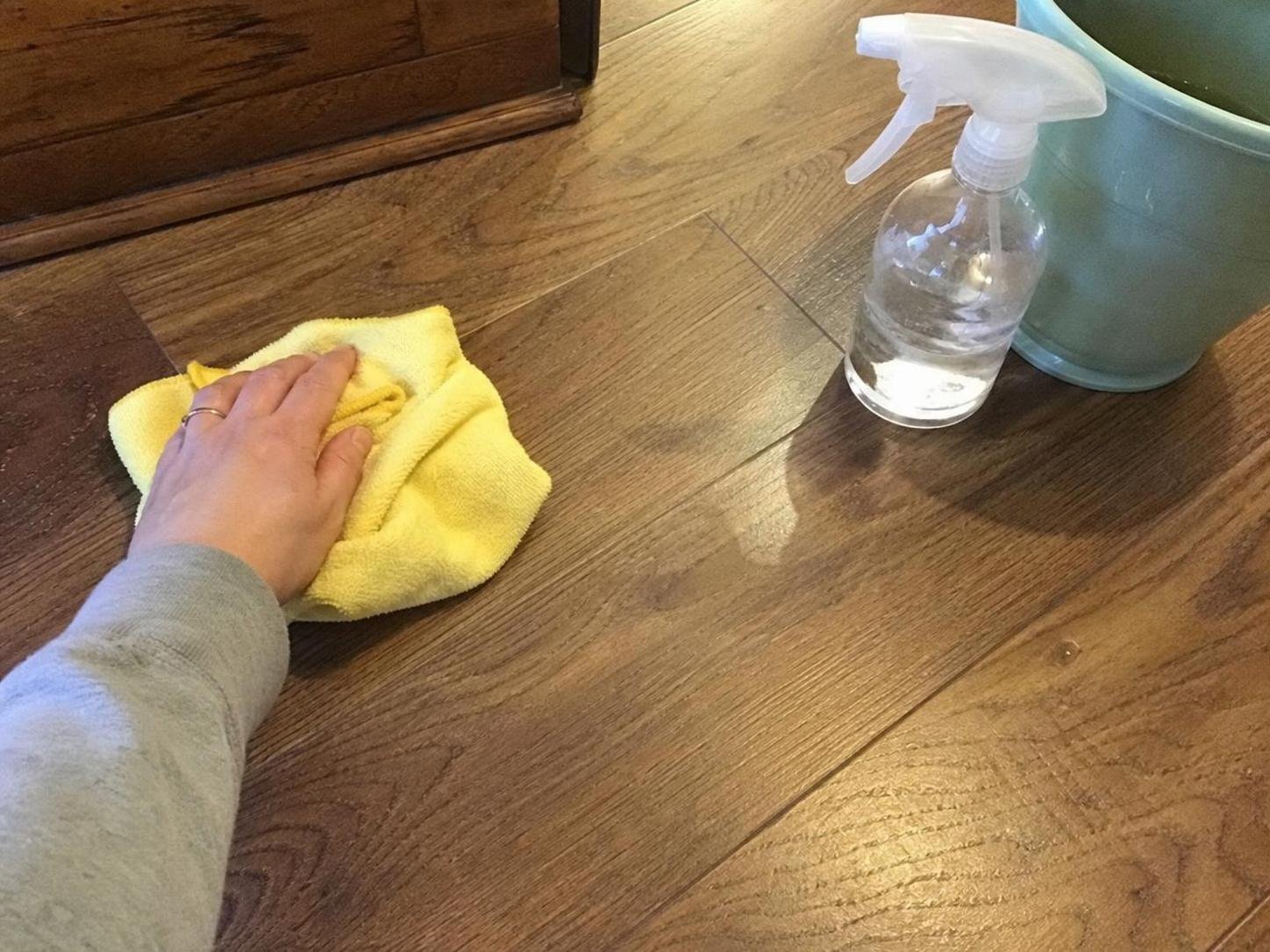 cleaning method 🟩2. Row number 2 115 Close-up household cleaning method for how to clean laminate floors without leaving film; best way to clean laminate floors without leaving film; clean laminate floors without leaving film without damage; safe cleaner for laminate floors without leaving film; laminate floors without leaving film cleaning mistakes; how often to clean laminate floors without leaving film