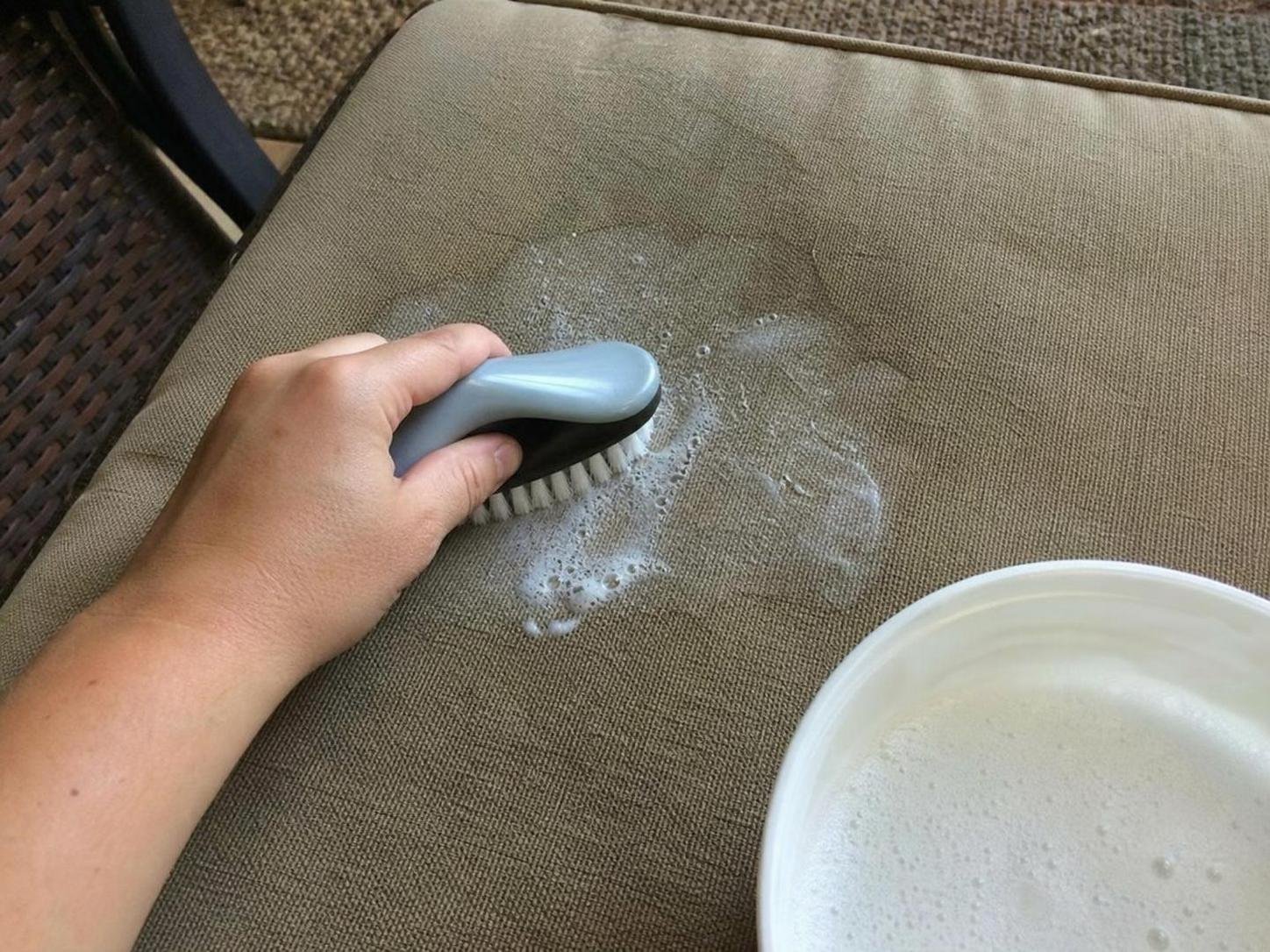 cleaning method 🟩2. Row number 2 116 Close-up household cleaning method for how to clean outdoor furniture cushions; best way to clean outdoor furniture cushions; clean outdoor furniture cushions without damage; safe cleaner for outdoor furniture cushions; outdoor furniture cushions cleaning mistakes; how often to clean outdoor furniture cushions