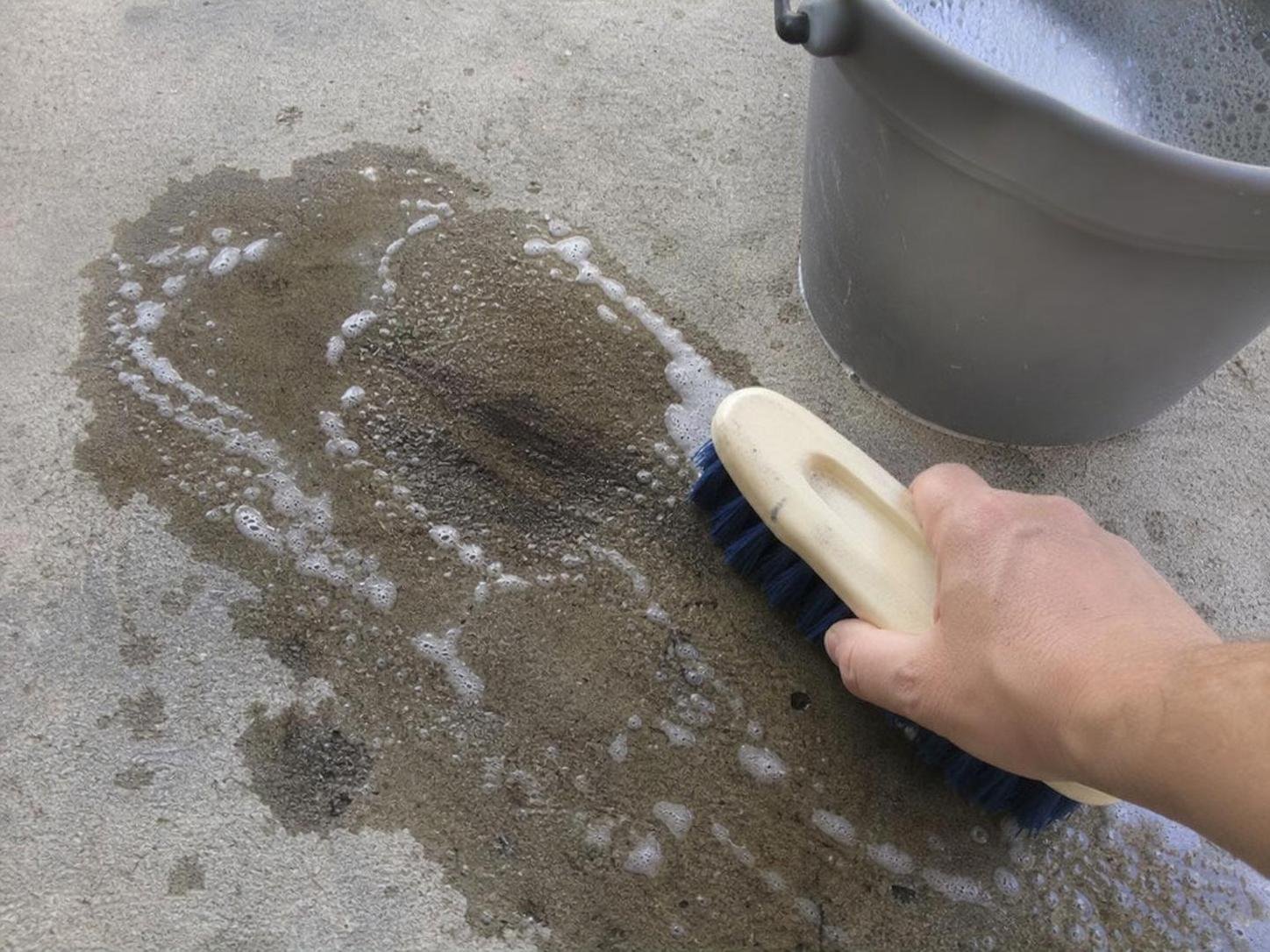 cleaning method 🟩2. Row number 2 120 Close-up household cleaning method for how to remove oil stains from a concrete driveway; best way to remove oil stains from a concrete driveway; remove oil stains from a concrete driveway without damage; safe cleaner for oil stains from a concrete driveway; how to prevent oil stains from a concrete driveway; oil stains from a concrete driveway cleaning mistakes