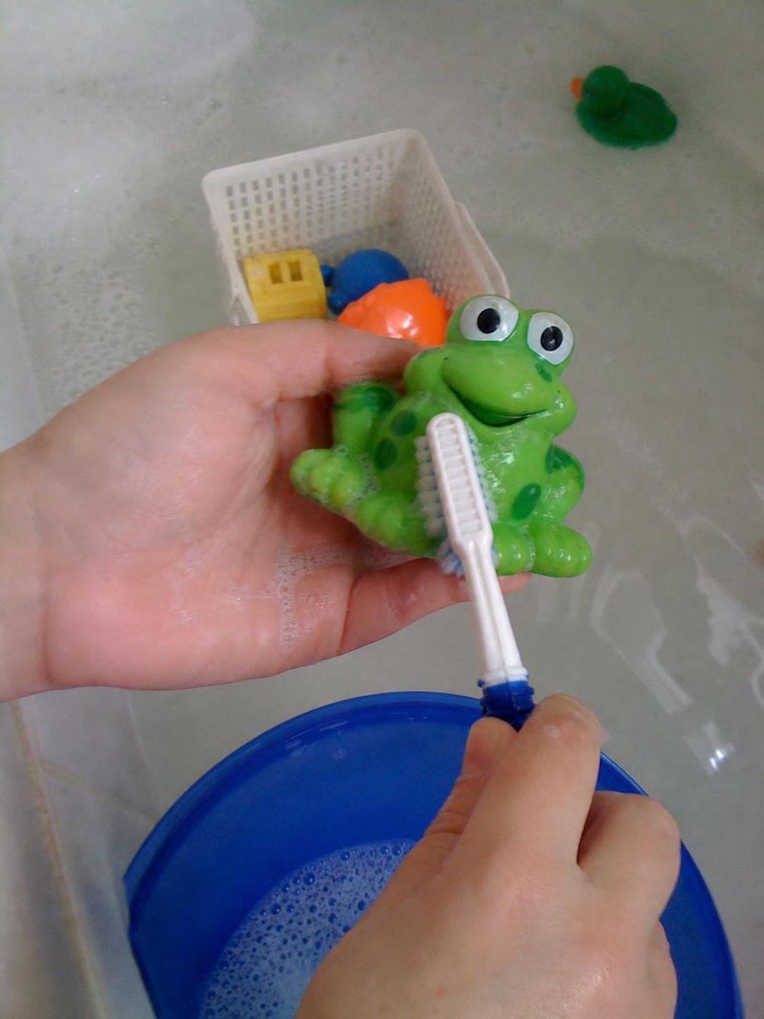 cleaning method 🟩2. Row number 2 2 Close-up household cleaning method for how to clean toys in bathtub