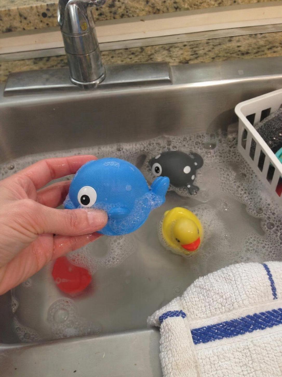 cleaning method 🟩2. Row number 2 3 Close-up household cleaning method for how to get bath toys clean