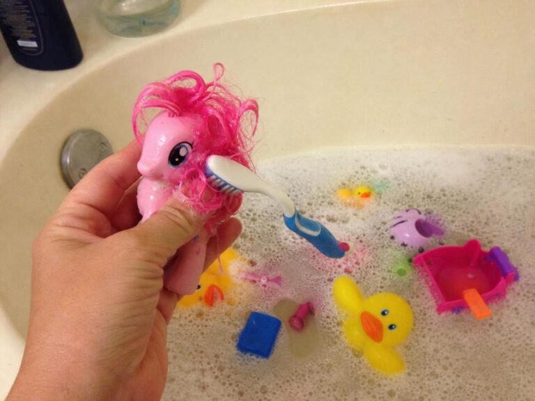 output1 2 Real household cleaning scene for how to clean toys in bathtub