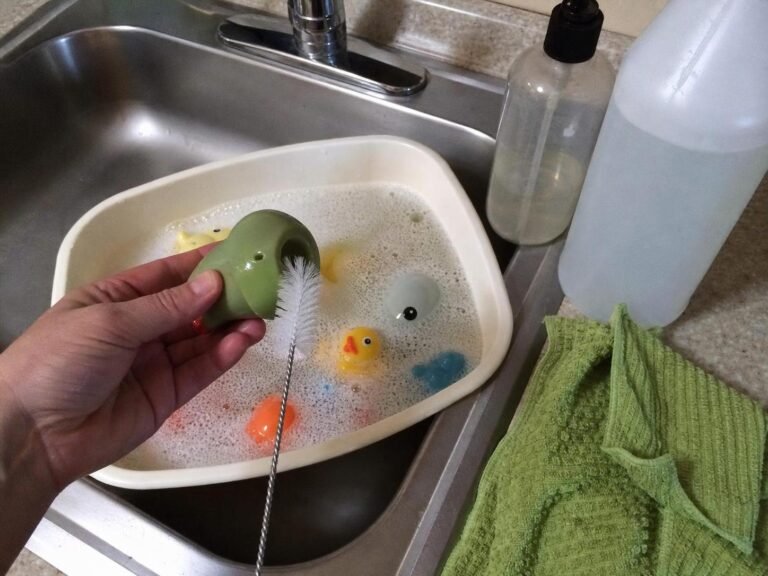 output1 3 Real household cleaning scene for how to get bath toys clean